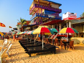 On the beach, beach towels, 10 beach bars - Tamara Motels (Hikkaduwa)
