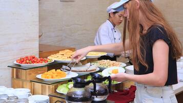 Petit déjeuner buffet servi tous les jours en supplément