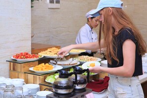 Bữa sáng buffet hàng ngày với phụ phí nhỏ 