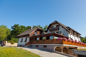 Façana frontal de l'allotjament