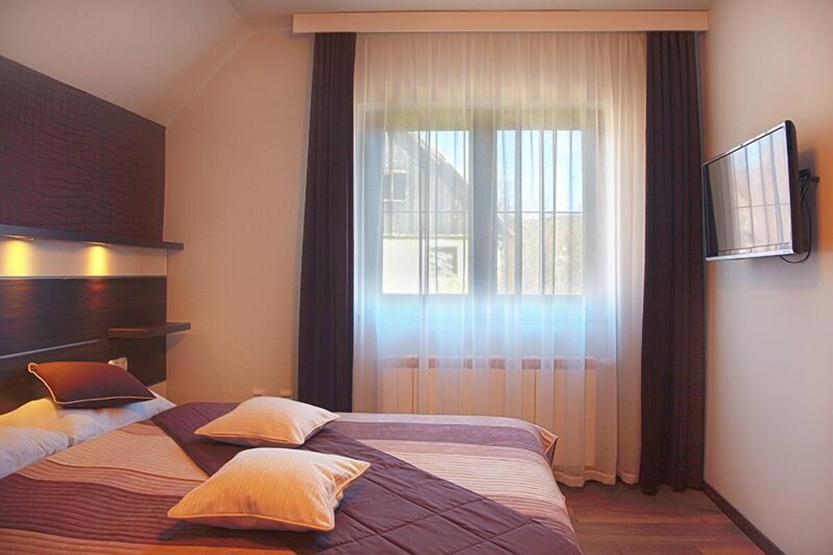 Desk, blackout curtains, soundproofing, free WiFi