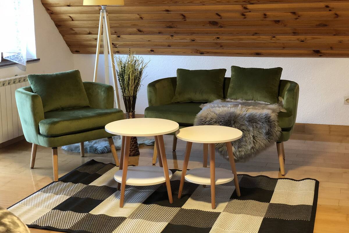 Dobbelt- eller tomannsrom – exclusive, hageutsikt | Oppholdsrom | En 100-centimeters Flatskjerm-TV med Parabol-TV samt TV