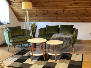 Habitació doble o amb dos llits individuals exclusiva, vistes al jardí | Sala d'estar | Televisor de pantalla plana de 100 cm amb canals per satèl·lit 