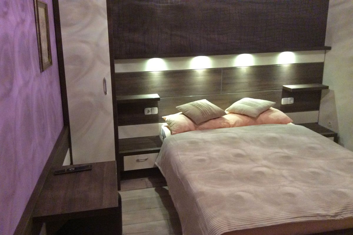 Desk, blackout curtains, soundproofing, free WiFi
