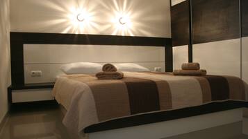 Luxury Condo, 3 Bedrooms, Accessible, Ground Floor | Desk, blackout drapes, soundproofing, free WiFi