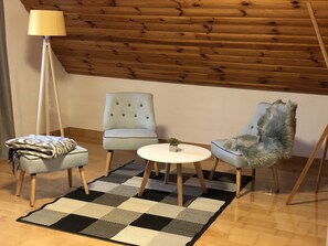 Habitació doble o amb dos llits individuals exclusiva, vistes al jardí | Sala d'estar | Televisor de pantalla plana de 100 cm amb canals per satèl·lit 