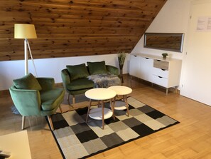 Habitació doble o amb dos llits individuals exclusiva, vistes al jardí | Sala d'estar | Televisor de pantalla plana de 100 cm amb canals per satèl·lit 