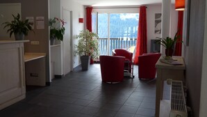 Lobby sitting area - Residence Les Pleiades (Araches-la-Frasse)