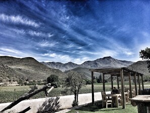 早餐，供應午餐和晚餐