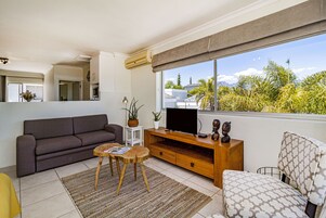 頂樓客房 (Senufo) | 起居區 | 電視