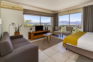 頂樓客房 (Senufo) | 起居區 | 電視