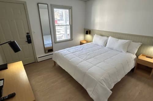 Tabla de planchar con plancha, wifi gratis, ropa de cama