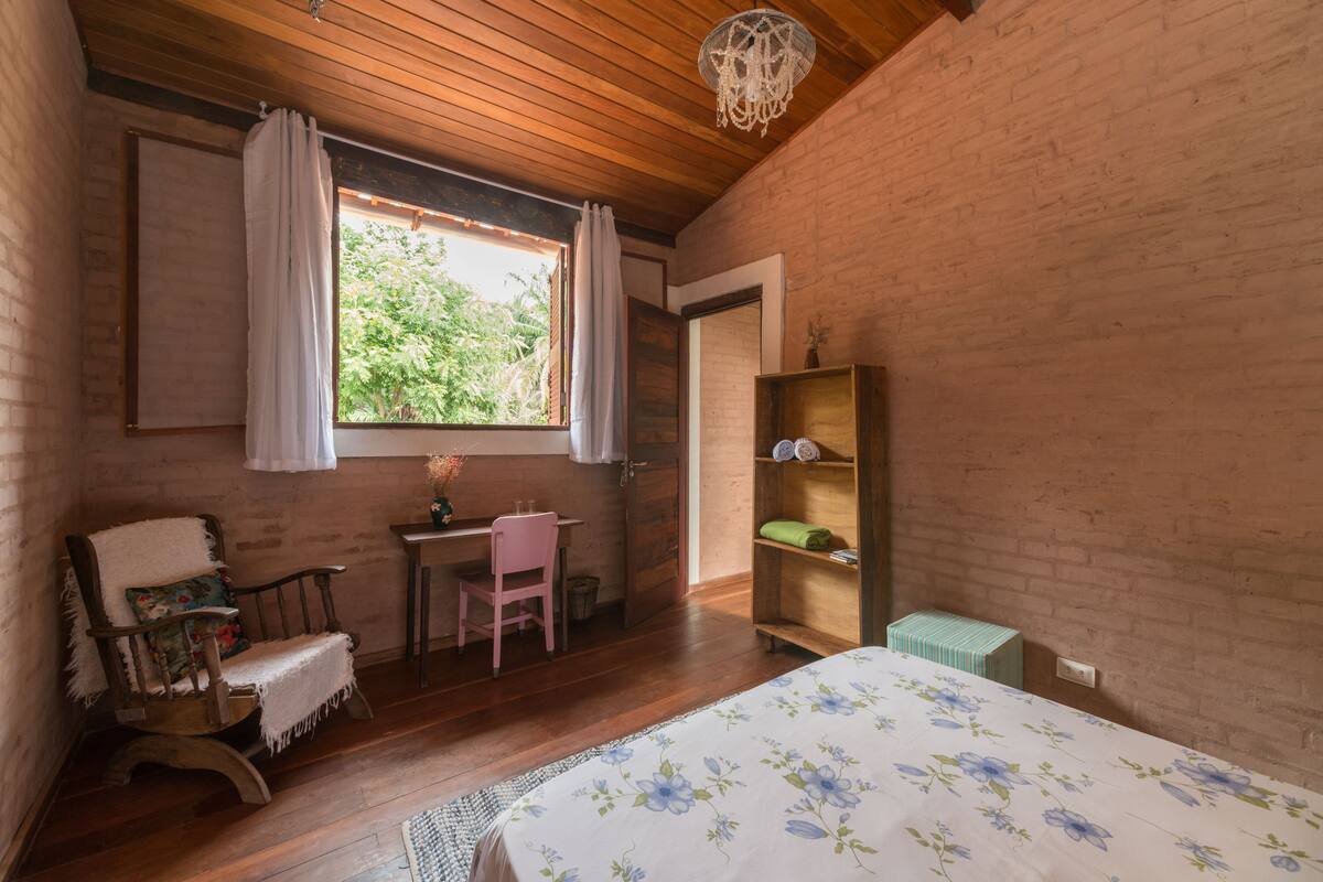 Deluxe Room, 1 Queen Bed | Desk, free WiFi, bed sheets