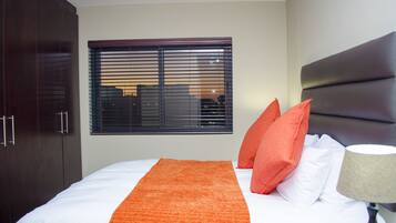 0B | 2 bedrooms, desk, blackout curtains, iron/ironing board