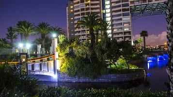 Vista frontal de la propiedad por la tarde o noche