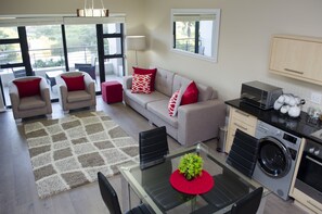 Appartement, vue canal | Coin séjour | Télévision à écran plat de 55 pouces avec chaînes par satellite