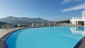 Une piscine avec vue sur les montagnes en arrière-plan.