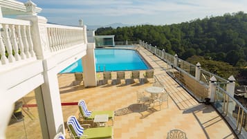 Piscine extérieure, chaises longues