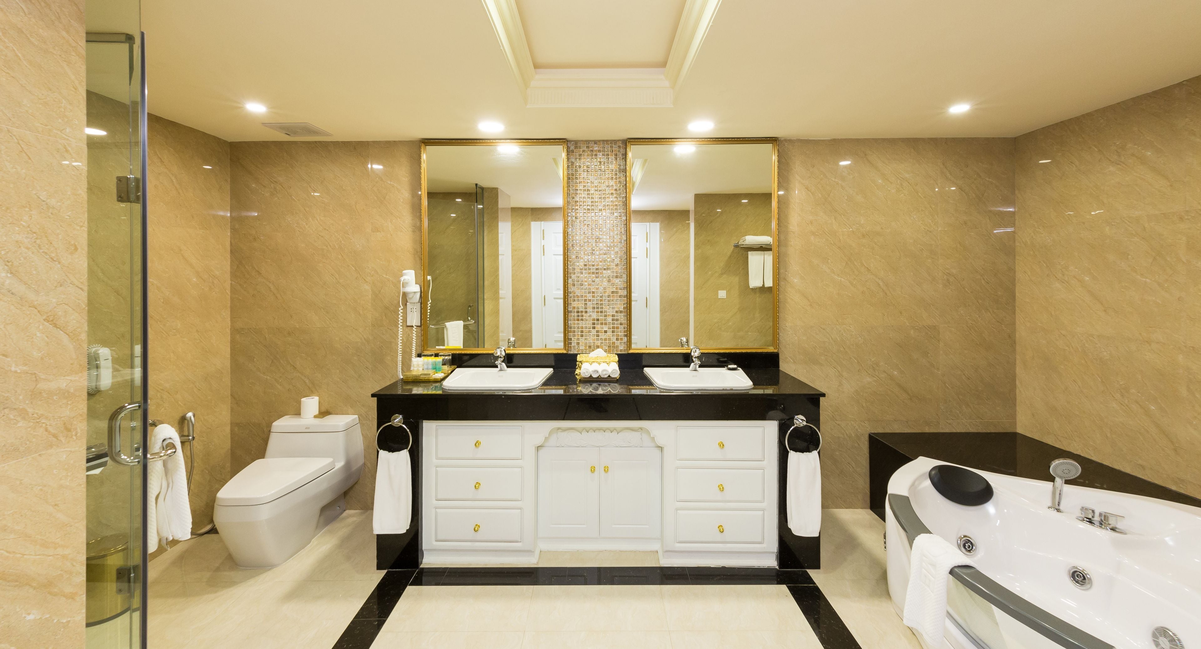 presidential suite | bathroom | combined shower/bathtub, deep-soaking bathtub, free toiletries