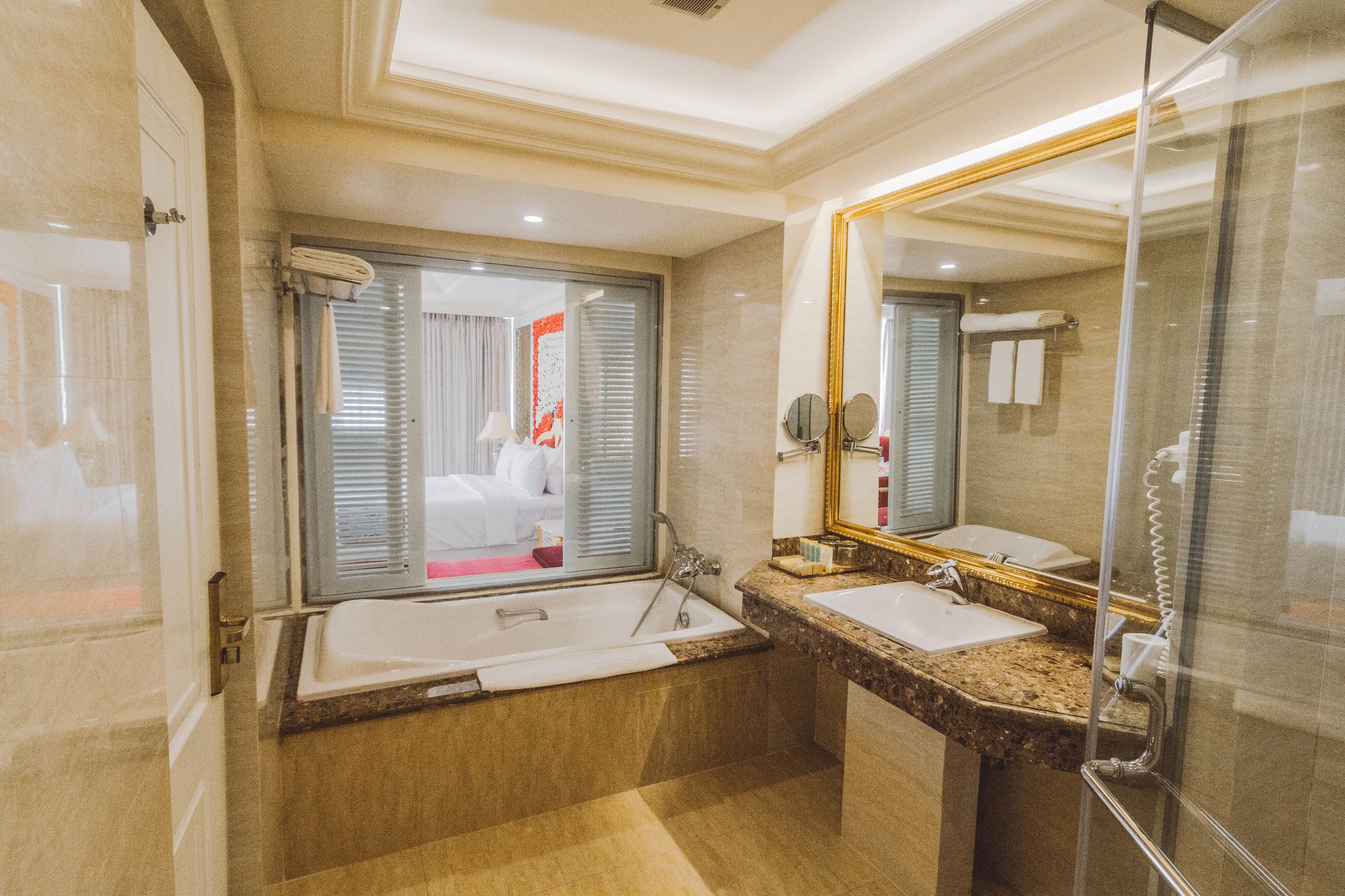 honeymoon suite | bathroom | combined shower/bathtub, deep-soaking bathtub, free toiletries