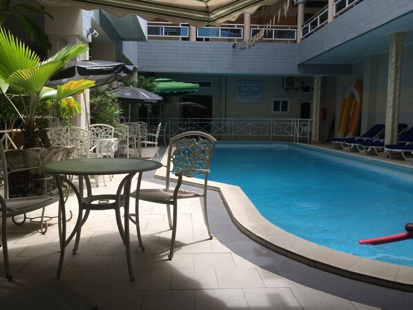 Außenpool, Sonnenschirme, Liegestühle