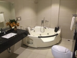Suite | Bathroom | Free toiletries, hair dryer, slippers, towels - Sun Beach Hotel (Cotonou)