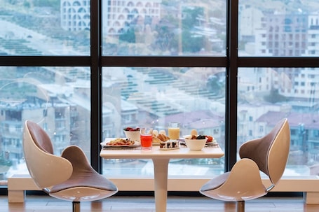 Desayuno buffet diario (AMD 7800 por persona). Opera Suite Hotel