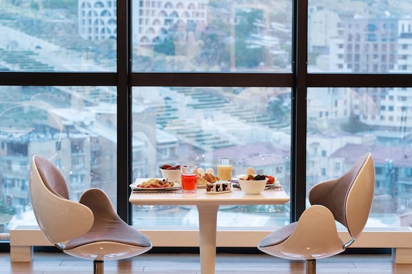 每日供應吃到飽早餐 (每人 AMD7800)