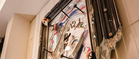 Une horloge murale dotée d’un cadre décoratif.