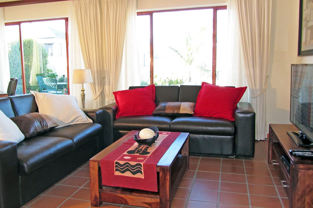 Deluxe Apartment | Living room | Flat-screen TV, DVD player