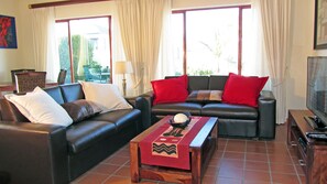 デラックス アパートメント | リビングルーム | 薄型テレビ、DVD プレーヤー