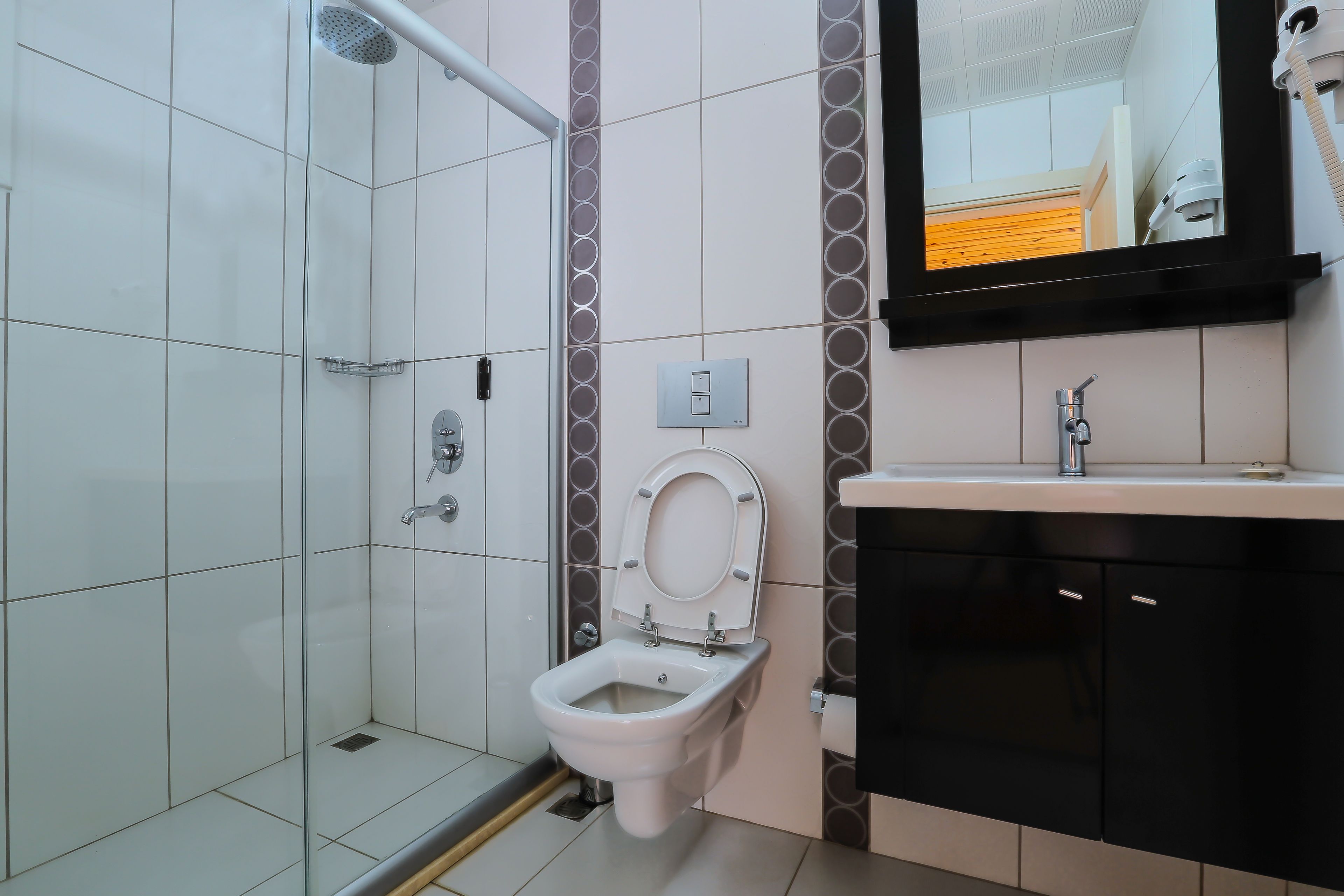 shower, rainfall showerhead, free toiletries, hair dryer