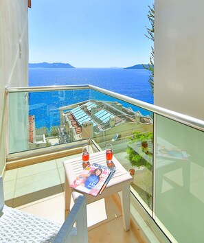 Quarto triplo, vista parcial para o mar | Frigobar, quartos à prova de som, Wi-Fi de cortesia, roupa de cama