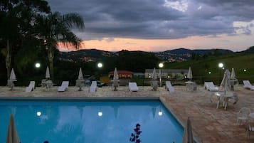 Piscina interna, 5 piscinas externas, guarda-sóis, espreguiçadeiras
