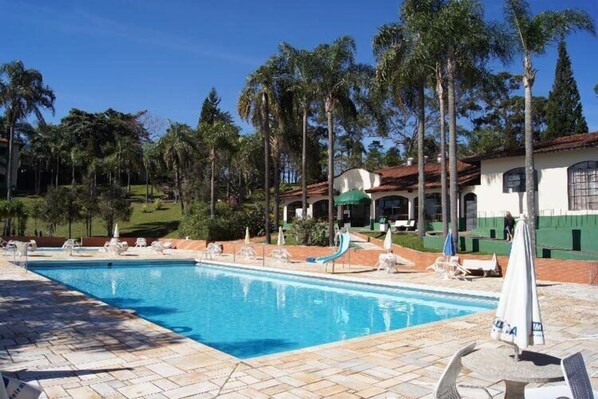 屋内プール、5 つの屋外プール、プール パラソル、サンラウンジャー