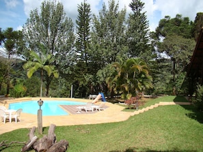 Una piscina al aire libre