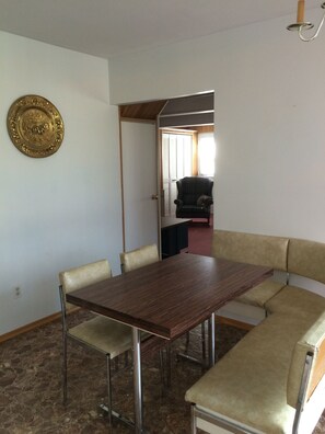 Ferienhaus, 4 Schlafzimmer | Essbereich im Zimmer