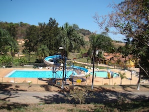 2 outdoor pools, sun loungers - Chalé Refúgio (Amparo)