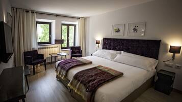 Tweepersoonskamer, uitzicht op tuin | Een kluis op de kamer, geluiddichte muren, gratis babybedden