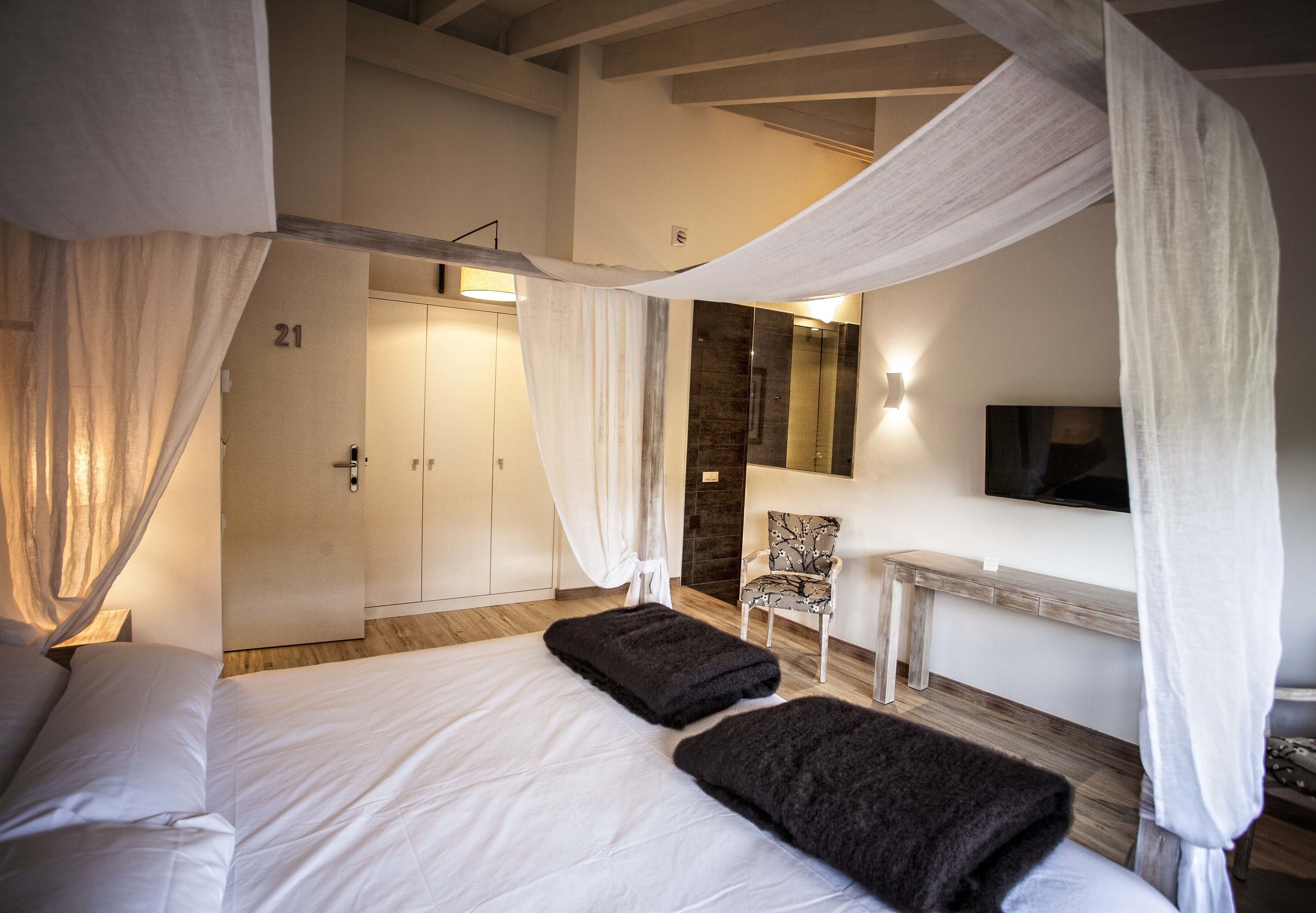 Junior Suite | In-room safe, soundproofing, free cots/infant beds, rollaway beds