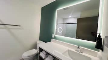 Ücretsiz banyo/kozmetik ürünleri, saç kurutma makinesi, havlu
