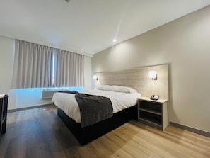 Habitació estàndard, 1 llit de matrimoni, no fumadors | Escriptori, planxa i posts de planxar, wifi gratuïta i roba de llit