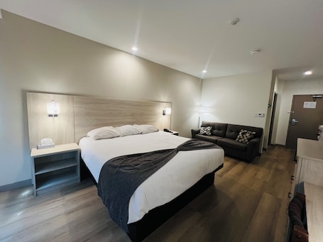 Deluxe Room, 1 King Bed, Non Smoking | Desk, iron/ironing board, free WiFi, bed sheets