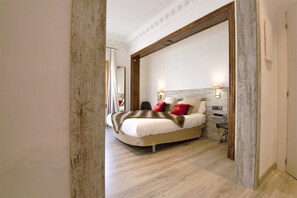 Appartement (studio) | Luxe beddengoed, donsdekens, bedden met traagschuimmatrassen, een bureau