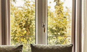 Appartement, 1 slaapkamer | Luxe beddengoed, donsdekens, bedden met traagschuimmatrassen, een bureau
