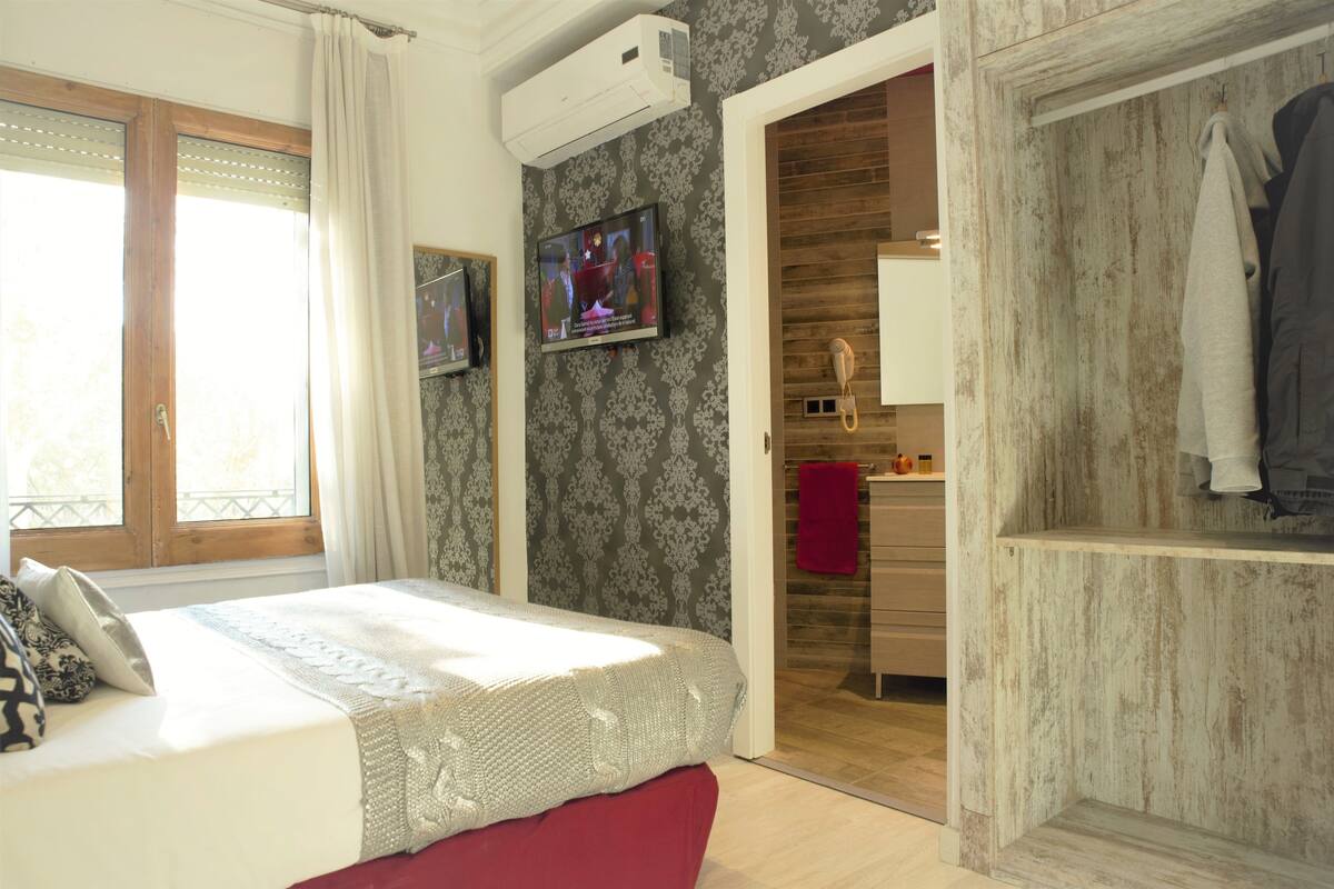 Double Room, City View | Premium bedding, down duvets, memory-foam beds, desk
