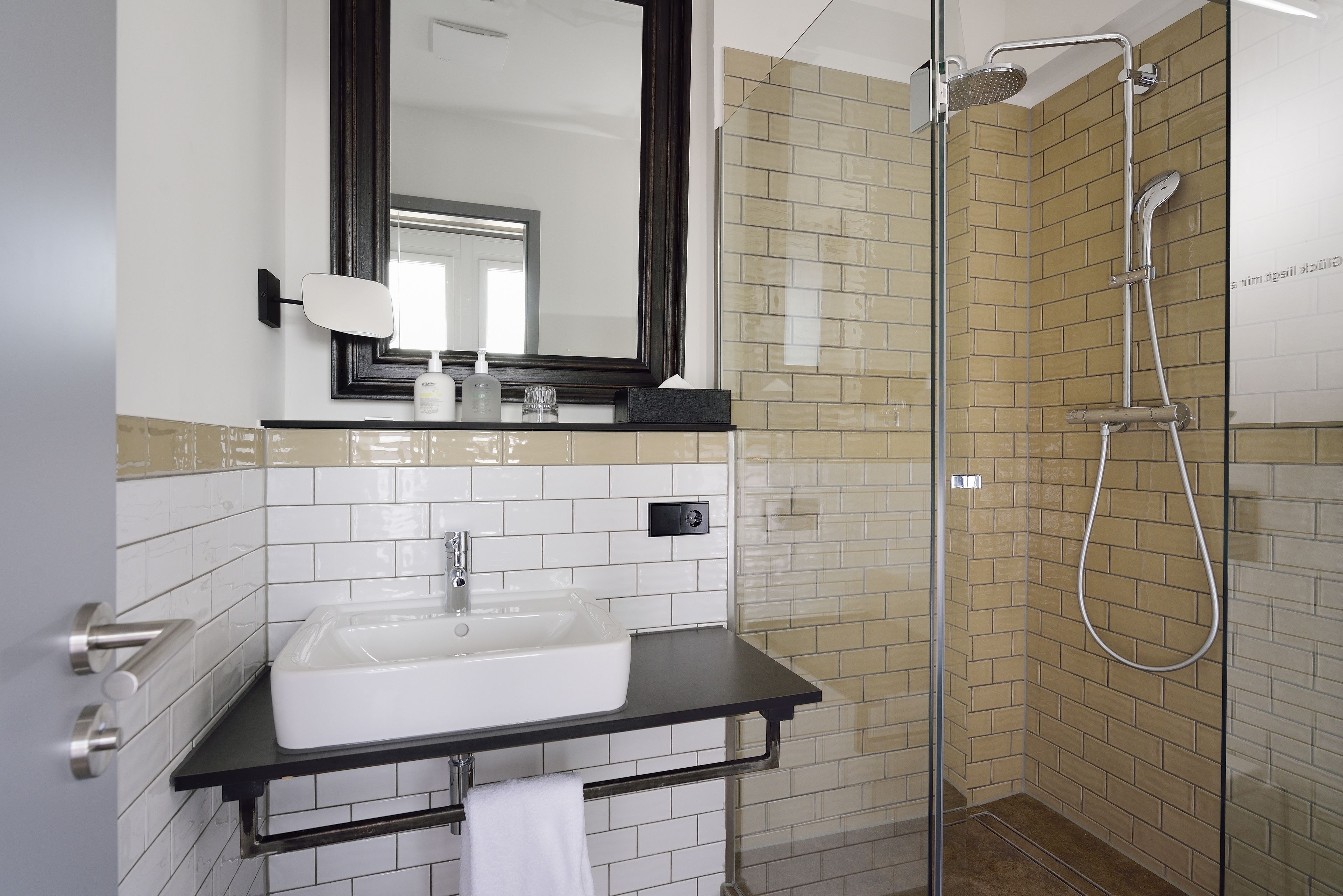 deep-soaking bathtub, towels