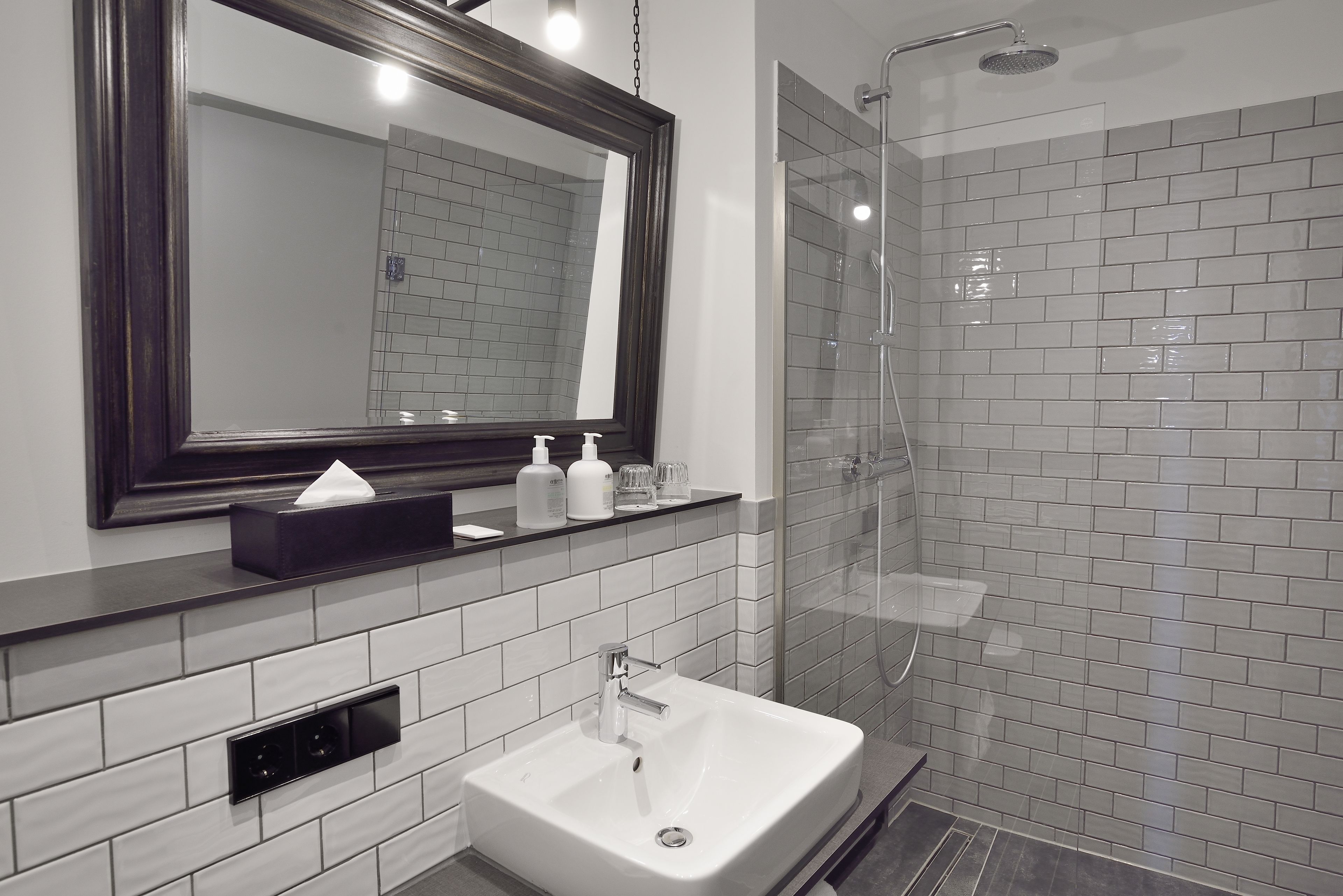 deep-soaking bathtub, towels