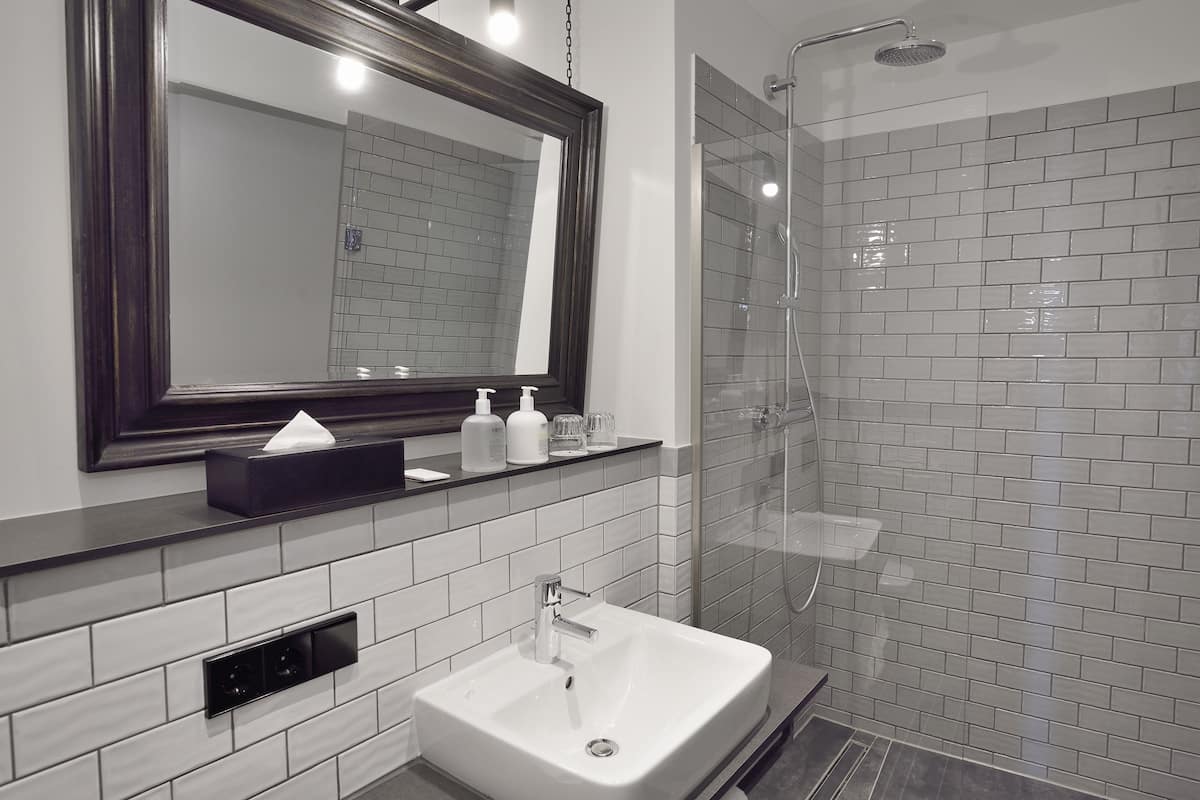 deep-soaking bathtub, towels