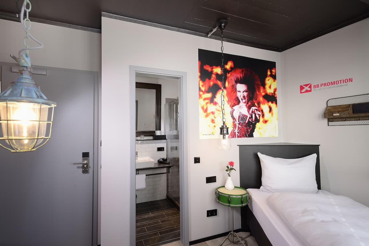 Chambre Simple (Small) | Literie de qualité supérieure, coffres-forts dans les chambres